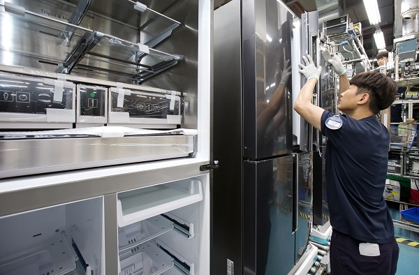 삼성전자 직원들이 광주사업장의 생활가전 생산라인에서 프리미엄 냉장고를 분주하게 생산하고 있다. 사진=삼성전자. 