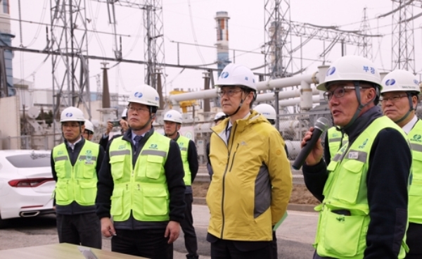 신정식 남부발전 사장(사진 가운데)이 지난 3월 연료전지 설비 건설현장을 방문해 진행 상황을 보고받고 있다. 사진=남부발전.