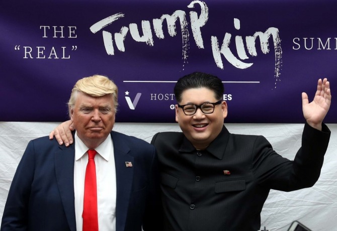 12일 열릴 북미 정상회담을 앞두고 트럼프가 가짜 김정은 상 앞에서 사진 촬영을 하고 있다. 사진=뉴시스