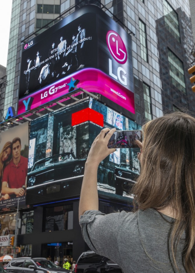 LG전자는 현지시간 10일부터 사흘간 타임스스퀘어 전광판을 통해 방탄소년단을 응원하는 광고 영상을 상영하고 있다.
