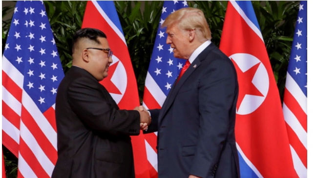 김정은 북한 국무위원장과 도널드 트럼프 미국대통령이 12일 싱가포르 카펠라 호텔에서 처음 만나 악수하고 있다. 뉴시스