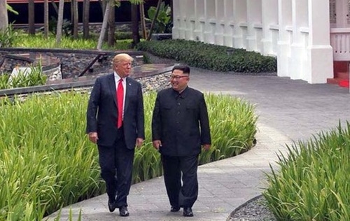 트럼프 대통령과 김정은 위원장이 오찬을 마친 뒤 호텔 정원을 산책했다. 사진=뉴시스