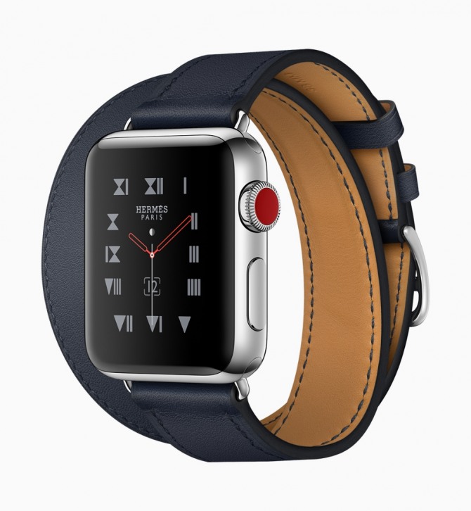 LG유플러스는 15일, LTE 기능을 내장해 주변에 iPhone이 없어도 자체적으로 통화·문자 서비스가 가능한 Apple Watch Series 3를 출시한다고 밝혔다. 출고가는 38mm 모델이 52만5800원, 42mm 모델은 56만5400원이다. 색상은 두 모델 다 그레이, 실버 2종류로 출시된다.
