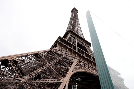 각종 테러 공격으로부터 에펠탑을 보호하기 위해 건축 중인 유리 벽이 오는 7월 중순 완공을 앞두고 14일(현지 시간) 언론에 공개됐다. 사진=로이터/뉴스1