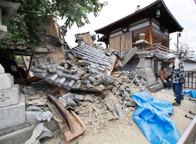 18일 일본 오사카에서 발생한 규모 6.1의 지진으로 사찰 일부가 무너졌다. 오사카 지진 여파로 파나소닉의 일부 공장이 가동 중단된 상태다. 사진=뉴시스