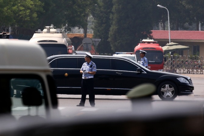 김정은 북한 국무위원장이 타고 있는 것으로 보이는 검은색 승용차가 19일 중국 베이징 서우두 공항을 빠져나오고 있다. 이날 중국 관영 CCTV는 김정은 위원장이 19~20일 중국을 공식방문한다고 보도했다. 사진=뉴시스 