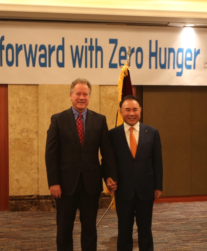 외식산업협회 윤홍근 회장(오른쪽), 데이비드 비즐리 WFP 사무총장(왼쪽). 사진=제너시스BBQ 제공