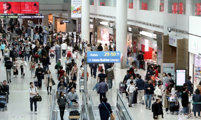 22일 인천공항 면세점 입찰 결과가 나온다. 신라면세점과 신세계 면세점 가운데 한 곳이 DF1과 DF5를 모두 가져가면 면세업계 경쟁구도에 변화가 생길 전망이다. 사진=뉴시스