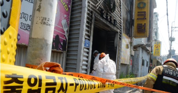 전북 군산 유흥주점 화재 사망자가 4명으로 늘었다.전북지방경찰청은 22일 지난 17일 오전 2시10분께 군산 장미동 유흥주점 화재 때 유독가스를 마시고 병원 치료를 받던 김모(58·여)씨가 안타깝게 숨졌다고 밝혔다.이번 화재로 사망자는 4명, 부상자는 29명이 됐다.김씨는 유독가스를 들이 마셔 폐에 손상을 입어 서울의 한 병원에서 치료를 받았지만 상태가 악화돼 숨졌다.뉴시스/사진