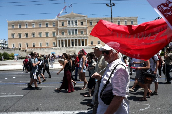 아테네 시민들이 그리스 구제금융 종결을 앞두고 지난 6월 14일 의회가 선결조건인 긴축법안을 통과시키자 이에 항의하는 시위를 벌이고 있다. 하지만 유로존 채권국 재무장관회의는 21일(현지 시간) 오는 8월로 그리스의 구제금융 종결을 합의했다. 사진=AP/뉴시스