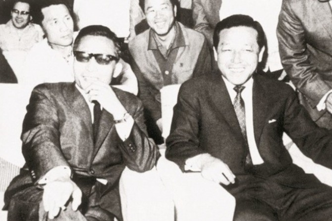 박정희 전 대통령과 함께 환하게 웃고 있는 김종필 전 총리(오른쪽)