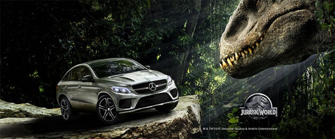 메르세데스-벤츠는 지난 2015년 영화 <쥬라기월드>에 자사에서 제작한 SUV를 대거 등장 시킨다.  