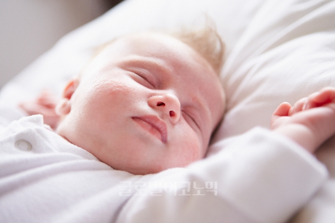 나비잠은 표준어로 '아기가 두 팔을 들고 자는 잠'을 뜻하기도 한다.