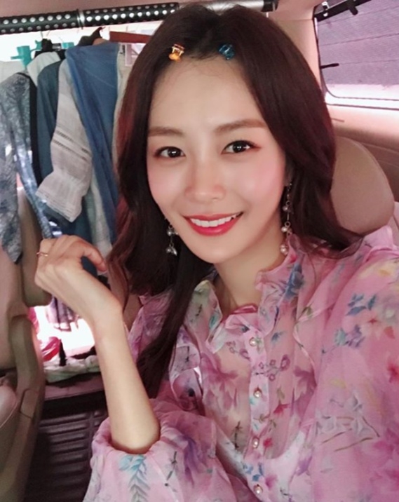 '하트시그널 시즌2' 출연으로 화제를 모은 송다은이 24일 화사한 꽃무늬 불라우스를 입은 사진으로 근황을 전했다. 사진=송다은 인스타그램 캡처