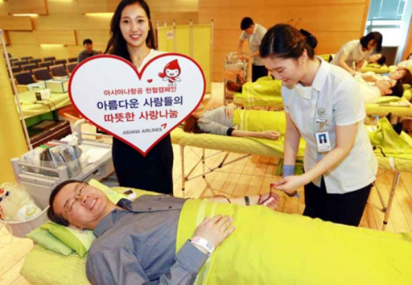 지난해 강서구 아시아나항공 본사에서 진행된 헌혈 캠페인에 아시아나항공 김수천 사장이 헌혈에 동참하고 있다. 사진=아시아나항공 