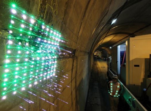 레이저 타음 검사 장치로 터널 내 콘크리트의 균열을 진단하고 있다.