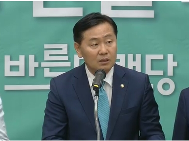 김관영 바른미래당 신임 원내대표가 당선소감을 발표하고 있다.