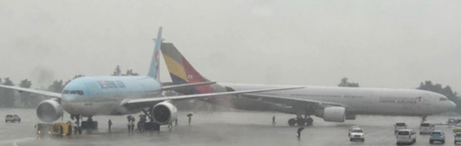  26일 오전 8시10분께 김포공항 국제선에서 중국 베이징 행 아시아나 항공 여객기와 일본 오사카 행 대한항공 여객기가 이동중 접촉사고가 발생했다. 사진=뉴시스