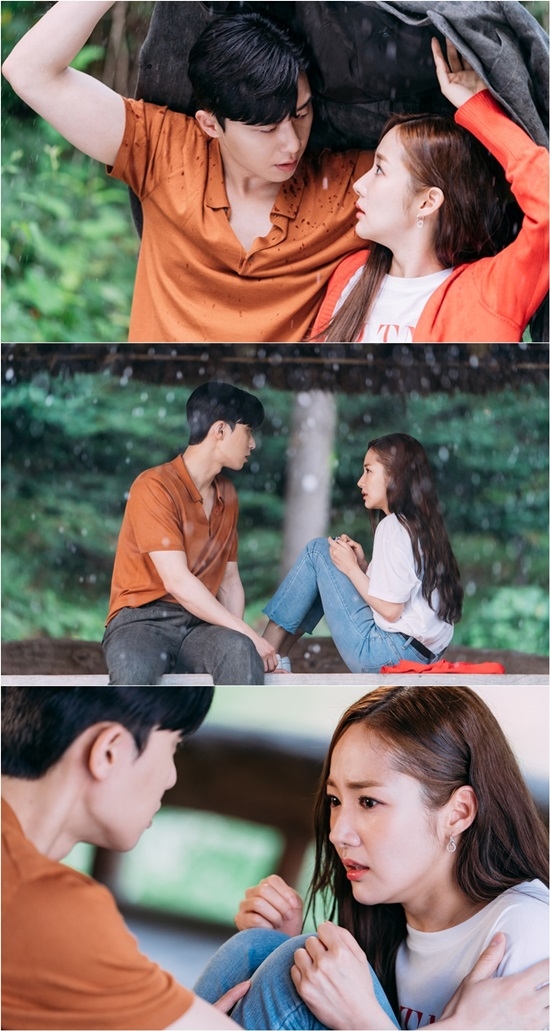'김비서가 왜 그럴까' 박서준과 박민영의 스킨십 장면이 공개됐다. 사진=tvN
