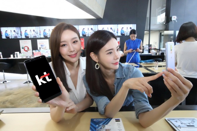 KT의 모델들이 29일 단독 출시하는 ‘갤럭시 jean’을 홍보하고 있다.