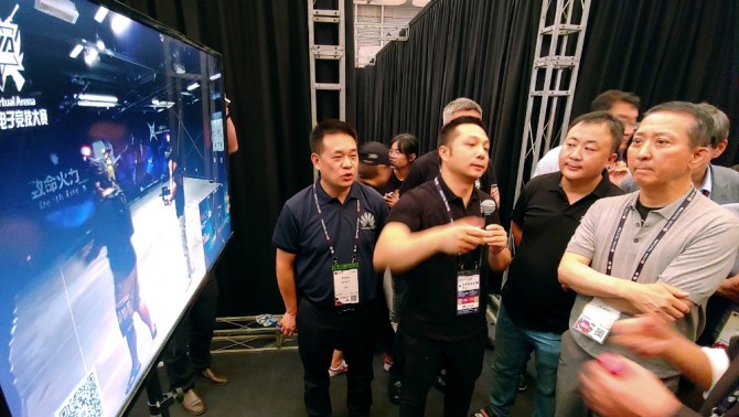 LG유플러스는 중국 상하이에서 열린 아시아 최대 모바일 축제 'MWC 상하이 2018'에서 해외 통신사 및 콘텐츠 기업과 손잡고 세계 최초 5G망 기반 VR e-Sports(온라인 게임 대전) 글로벌 생중계에 나선다고 28일 밝혔다. 사진은 LG유플러스 권영수 부회장이 VR게임 대전 생중계를 살펴보고 있는 모습
