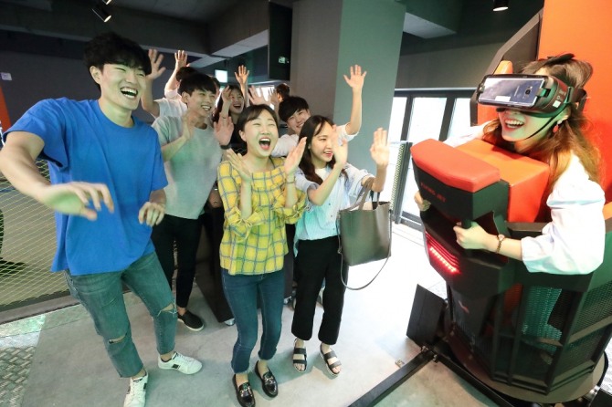 KT와 GS리테일이 서울 광진구에 도심형 VR테마파크 2호점인 ‘VRIGHT(브라이트) 건대입구점’을 오는 30일 오픈한다.