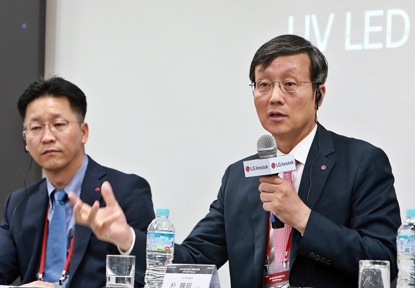 박종석 LG이노텍 사장이 27일 일본 도쿄에서 개최한 ‘UV LED 포럼’에서 참석자들의 질문에 답변하고 있다. 사진=LG이노텍.