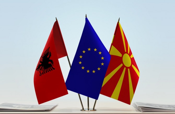 유럽위원회에서 알바니아와 마케도니아의 EU 가입 협상 개시일을 내년 6월 이후로 연기하기로 합의했다. 자료=알바니아버딕트