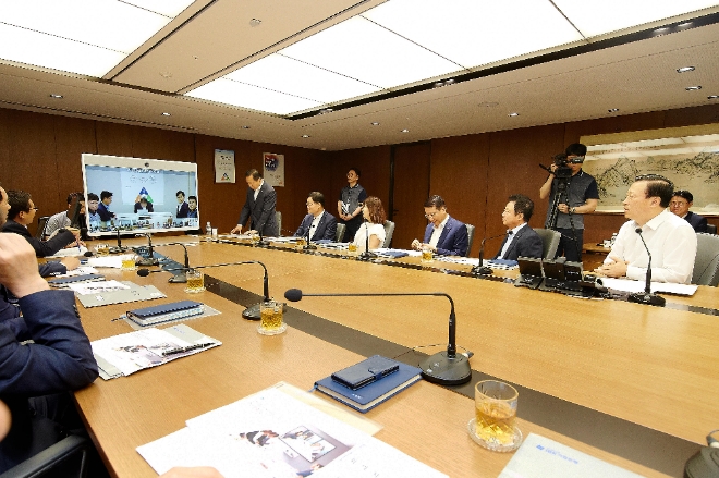 지난 18일 을지로 본점에서 김도진 은행장(오른쪽 끝)을 비롯한 기업은행 임직원들이 영상회의시스템 시연회를 갖고 있는 모습.