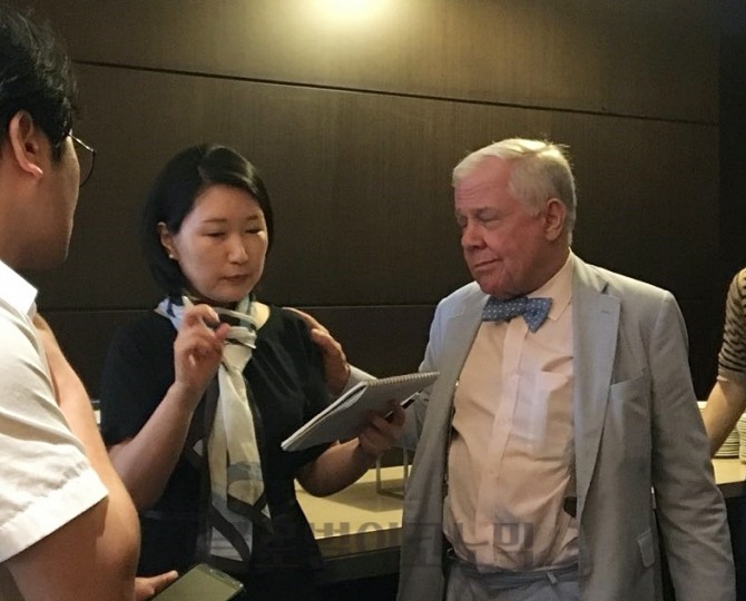 세계적 투자이자 북한 전문가로 불리는 짐 로저스 회장(사진)이 2일 서울 여의도 콘래드 호텔에서 질문에 응답하고 있다. 