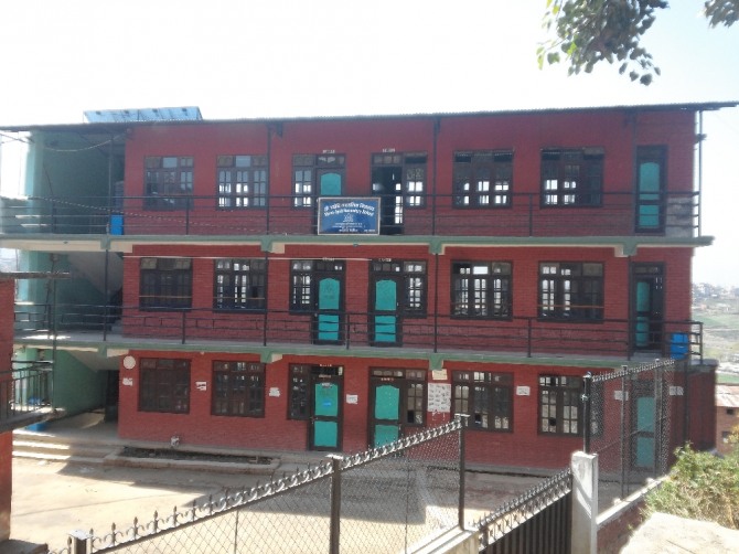 서레에 조티 중학교 전경. 한국조폐공사는 해외 교육 환경 개선을 위해 최근 지진으로 파괴된 네팔 현지 빈곤지역 학교의 도서관 보수 등을 위한 후원금 200만원을 지원했다.  사진=한국조폐공사