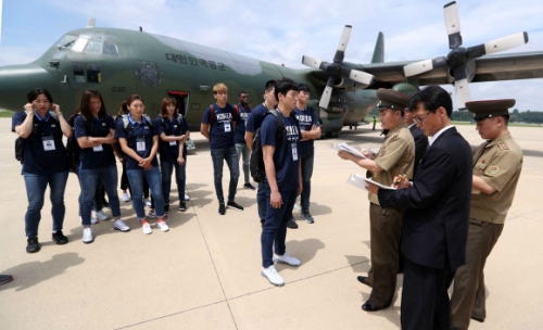 남북통일농구 남측 선수들이 3일 북한 관계자로부터 간단한 신분확인을 받고 있다.  평양=사진공동취재단