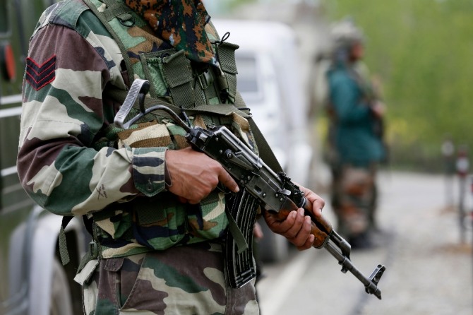 인도군은 첨단 소총 16만정을 구매하기 위해 한국 미국 호주 이스라엘 등으로 대표단을 파견한 것으로 알려졌다. 인도 군인이 소총을 들고 경비를 서고 있다. 사진=AP/뉴시스