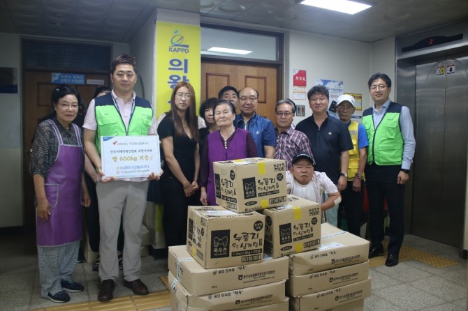 한재욱 IT노조 사무국장(왼쪽 두 번째)과 IT사랑봉사단 및 한국지체장애인협회 의왕시지회 가족들이 촬영을 하고 있다.