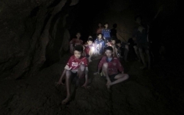동굴에 갇혀 구조를 기다리고 있는 태국 청소년들.
