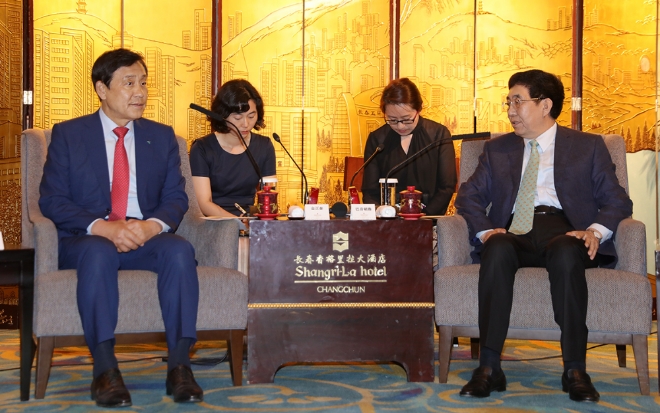 하나금융그룹 김정태 회장(왼쪽)이 길림성 정부의 파음조루 서기와 함께 향후 길림성과의 협력확대 방안에 대해 환담하고 있다.