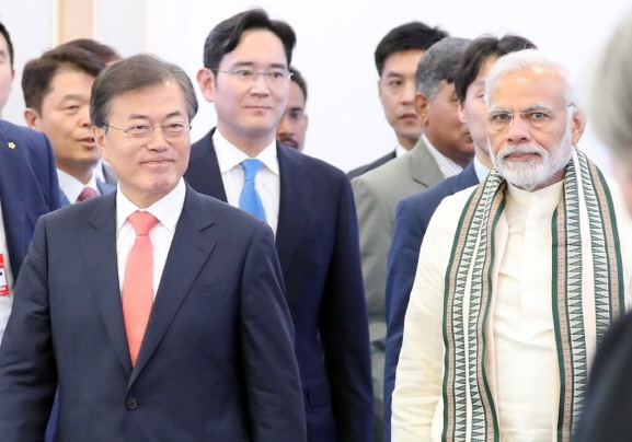 문재인 대통령과 나렌드라 모디(Narendra Modi) 인도 총리, 이재용 삼성전자 부회장이 9일(현지시간) 뉴델리 인근 노이다 공단에서 개최된‘ 삼성전자 제2공장 준공식'에 참석하고 있다. 사진 뉴시스
