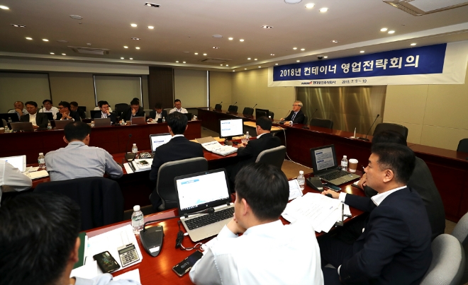 서울 종로구 연지동 본사에서 개최된 ‘2018년 아주지역 하계 영업전략회의’에서 유창근 현대상선 사장이 회의를 하고 있다. 사진=현대상선 