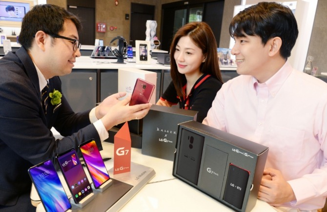  LG 베스트샵 강남본점에서 ‘LG G7 ThinQ’ 구매상담을 하는 모습.