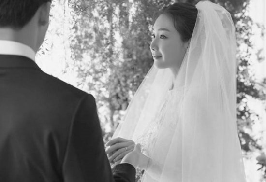 지난 3월 결혼한 배우 최지우의 남편이 9살 연하로 밝혀졌다. 사진=YG엔터테인먼트