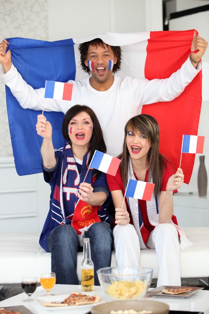 프랑스의 월드컵 결승 진출에 환호하는 프랑스 축구팬들. 자료=글로벌이코노믹