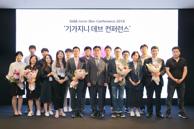 KT는 10일 서울 중구 노보텔 앰배서더 호텔에서 인공지능(AI) 개발자 행사인 ‘기가지니 데브 컨퍼런스 2018’이 성황리에 개최했다고 밝혔다.