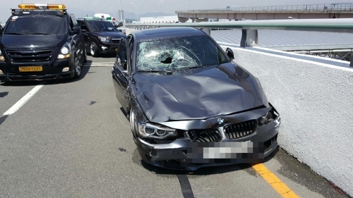 과속으로 질주하다가 택시와 부딪힌 후 파손된 BMW. 사진=부산지방경찰청 제공