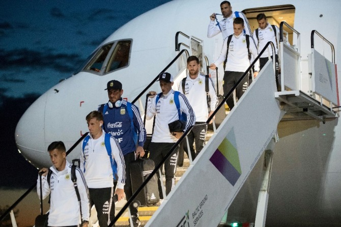 세계에서 가장 위대한 선수인 라이오넬 메시는 아무것도 착용하지 않았지만, 아르헨티나 팀은 비츠와 에어팟을 끼고 비행기에서 내렸다. 사진=로이터/뉴스1