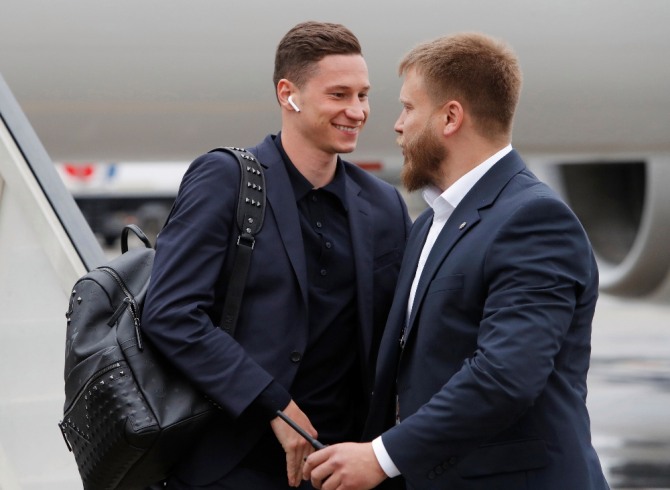 독일 대표팀 율리안 드락슬러가 러시아로 떠날 때의 모습에서 귀에 꽂힌 에어팟을 볼 수 있다. 사진=로이터/뉴스1