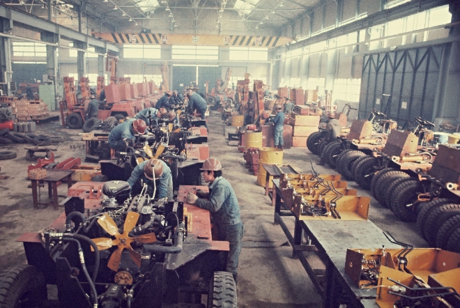 1970년대 당시 두산산업차량BG 공장 모습. 국내 최초로 지게차 생산을 시작한 이곳은 50여 년이 지난 지금 국내 대표 물류업체로 성장시킨 기술 역량의 시작점이다. 사진=두산산업차량 