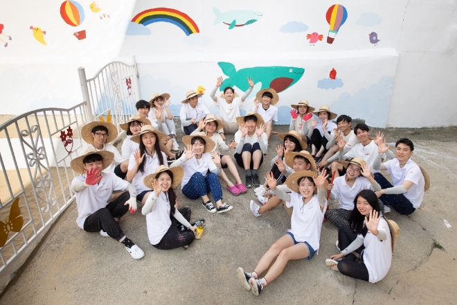 수원팀 '리마인드 담사랑'에 참가한 써니 30여명이 수원 신곡초등학교에 벽화를 그린 후 기념사진을 촬영하고 있다.  사진= SK행복나눔재단