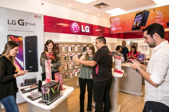 브라질 상파울루에 위치한 한 전자제품 매장에서 고객들이 LG G7 ThinQ 를 살펴보고 있다. 