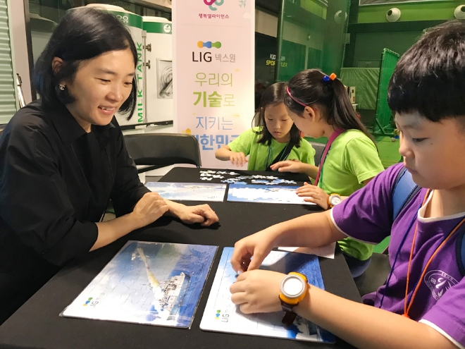 지난 16일 직업체험 테마파크 서울 키자니아에서 진행된 '진로체험' 이벤트에서 LIG넥스원 부스를 방문한 어린이들이 함대함 유도무기 '해성'과 관련된 퍼즐게임을 즐기고 있다. 사진=LIG넥스원