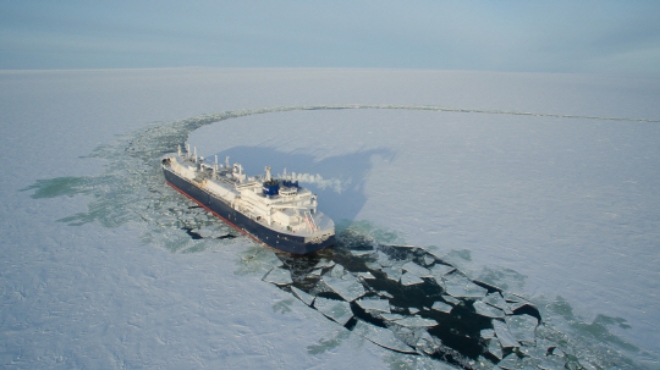 대우조선해양이 세계 최초로 건조한 쇄빙 액화천연가스(LNG) 운반선이 얼음을 깨면서 운항하고 있다. 사진=대우조선해양